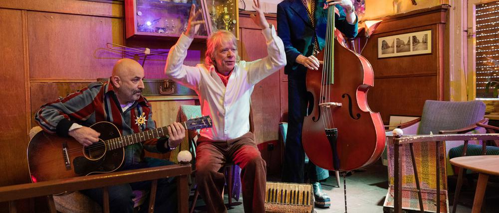 Nur mit Gitarrist und Bassist steht Schneider ab 2026 wieder auf der Bühne. Er selbst wechselt zwischen verschiedenen Instrumenten.