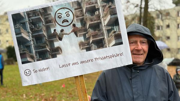 Demo am 15. November 2025 in der Bima-Siedlung Düppel-Süd: Die Anwohner protestieren gegen die Nachverdichtung der ehemaligen Alliiertensiedlung mit elf Neubauten. Organisiert hatte den Protest, zu dem im strömenden Regen 160 Menschen kamen, die Bürgerinitiative "Lebenswertes Düppel".