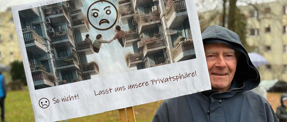 Demo am 15. November 2025 in der Bima-Siedlung Düppel-Süd: Die Anwohner protestieren gegen die Nachverdichtung der ehemaligen Alliiertensiedlung mit elf Neubauten. Organisiert hatte den Protest, zu dem im strömenden Regen 160 Menschen kamen, die Bürgerinitiative "Lebenswertes Düppel".