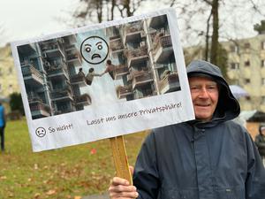 Demo am 15. November 2025 in der Bima-Siedlung Düppel-Süd: Die Anwohner protestieren gegen die Nachverdichtung der ehemaligen Alliiertensiedlung mit elf Neubauten. Organisiert hatte den Protest, zu dem im strömenden Regen 160 Menschen kamen, die Bürgerinitiative "Lebenswertes Düppel".