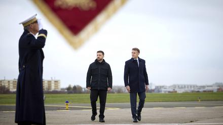 Der ukrainische Präsident Wolodymyr Selenskyj (links) und der französische Präsident Emmanuel Macron (rechts) schreiten bei ihrer Ankunft auf dem Luftwaffenstützpunkt Villacoublay am 17. November 2025 in Velizy-Villacoublay, Frankreich, an der Ehrengarde vorbei.