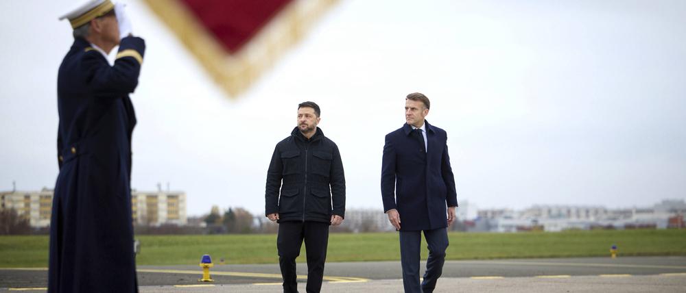 Der ukrainische Präsident Wolodymyr Selenskyj (links) und der französische Präsident Emmanuel Macron (rechts) schreiten bei ihrer Ankunft auf dem Luftwaffenstützpunkt Villacoublay am 17. November 2025 in Velizy-Villacoublay, Frankreich, an der Ehrengarde vorbei.