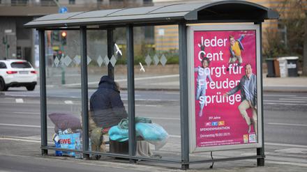 Obdachlosigkeit in Potsdam. Bushaltestelle Breite Straße.