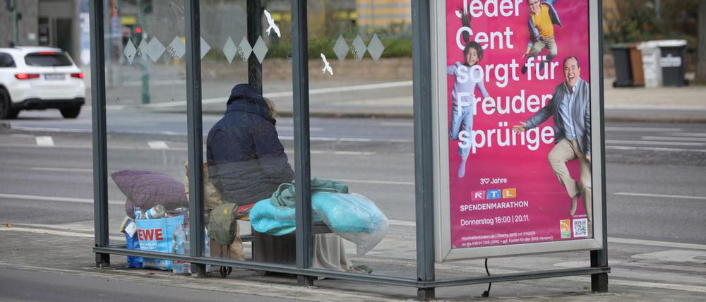 Obdachlosigkeit in Potsdam. Bushaltestelle Breite Straße.