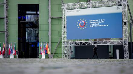 Auf dem deutsch-französischen Digitalgipfel in Berlin sind 18 Vereinbarungen zum Ausbau von KI-Anwendungen vorgestellt worden.