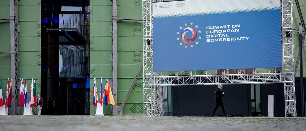 Auf dem deutsch-französischen Digitalgipfel in Berlin sind 18 Vereinbarungen zum Ausbau von KI-Anwendungen vorgestellt worden.