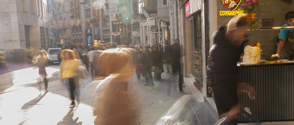  Ermittler vermuteten bisher eine Lebensmittelvergiftung, etwa durch Streetfood. 