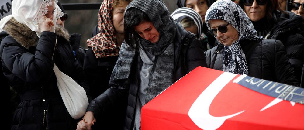 FILE PHOTO: Relatives mourn during a funeral ceremony for Ferda Apak and her 11-year old daughter Vedia Nil Apak, both were killed in a hotel fire at Kartalkaya ski resort, in Istanbul, Turkey, January 23, 2025. REUTERS/Dilara Senkaya/File Photo