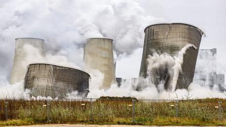 Auf der Fläche, auf der vor einem Jahr Kühltürme des Altkraftwerks gesprengt wurden, soll die „GigaBattery Boxberg 400“ entstehen (Archivbild)