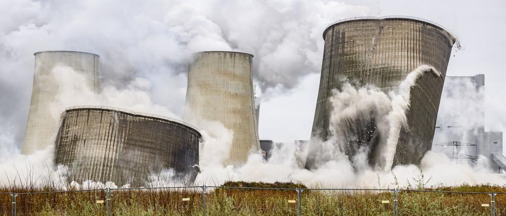 Auf der Fläche, auf der vor einem Jahr Kühltürme des Altkraftwerks gesprengt wurden, soll die „GigaBattery Boxberg 400“ entstehen (Archivbild)