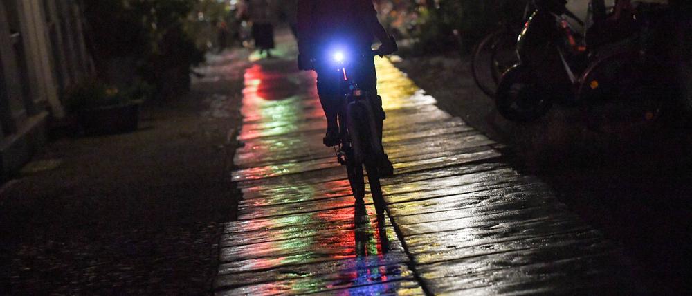 Die Polizei rät Radfahrern zu heller, reflektierender Kleidung. (Symbolbild)
