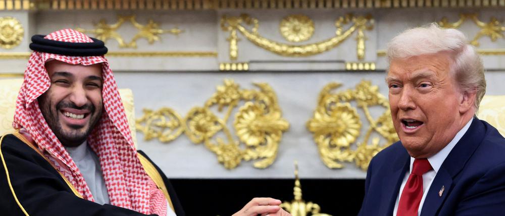 U.S. President Donald Trump and Saudi Crown Prince and Prime Minister Mohammed bin Salman hold hands during a meeting in the Oval Office at the White House in Washington, D.C., U.S., November 18, 2025. REUTERS/Evelyn Hockstein