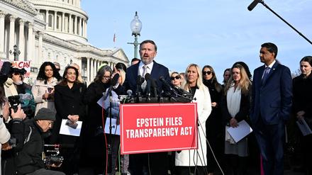 Der US-Abgeordnete Thomas Massie (R-KY) spricht in Begleitung der US-Abgeordneten Marjorie Taylor Greene (R-GA) und Ro Khanna (D-CA) während einer Pressekonferenz zum Epstein Files Transparency Act.