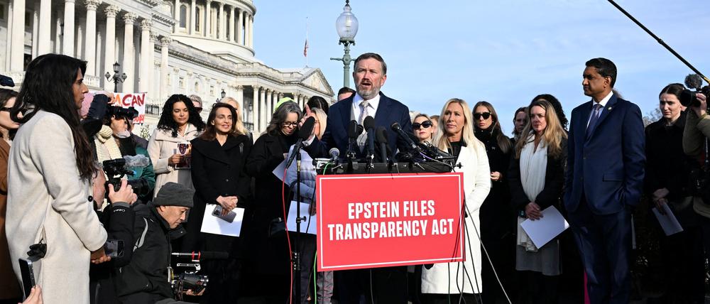 Der US-Abgeordnete Thomas Massie (R-KY) spricht in Begleitung der US-Abgeordneten Marjorie Taylor Greene (R-GA) und Ro Khanna (D-CA) während einer Pressekonferenz zum Epstein Files Transparency Act.