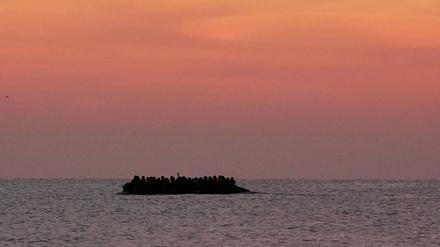 Immer wieder versuchen Menschen, auf kleinen Booten den Ärmelkanal nach Großbritannien zu überqueren. (Archivbild)