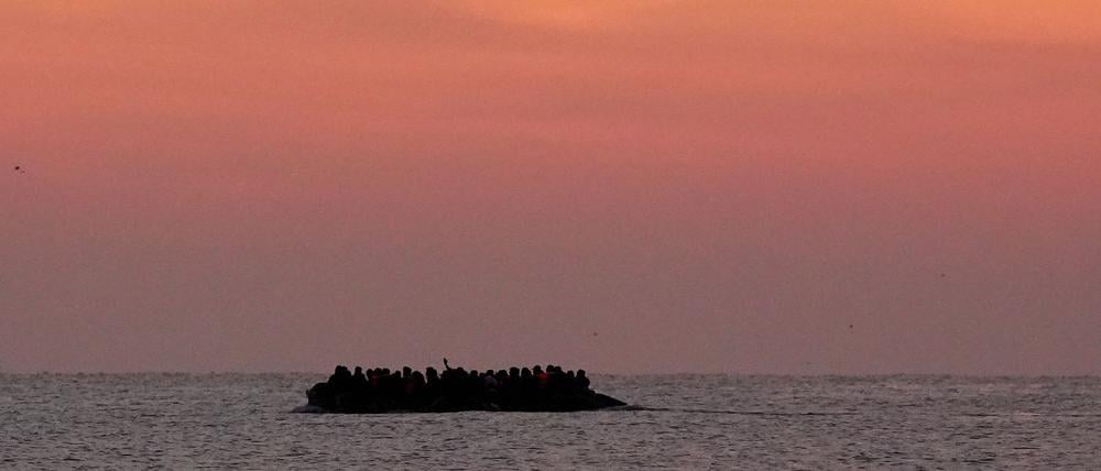 Immer wieder versuchen Menschen, auf kleinen Booten den Ärmelkanal nach Großbritannien zu überqueren. (Archivbild)