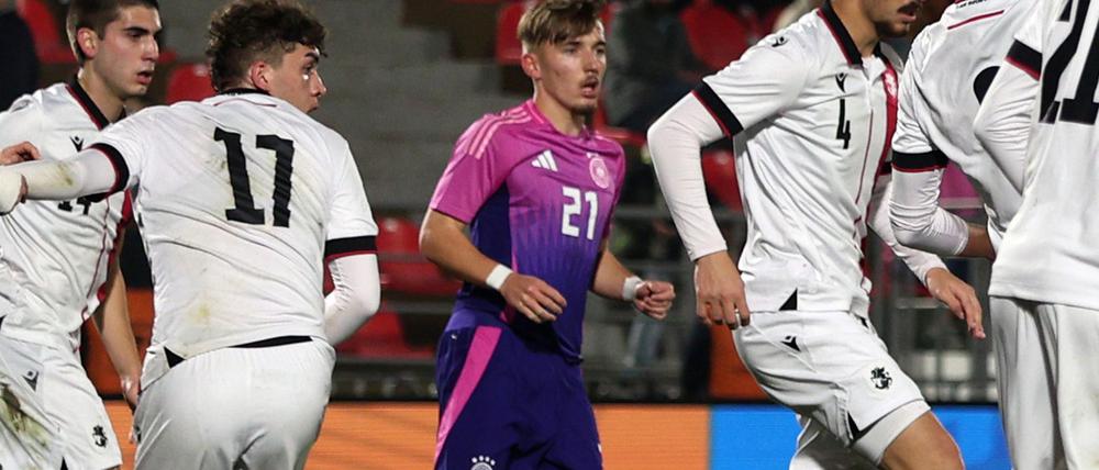 Der Höhenflug von Lennart Karl (Mitte) geht weiter.