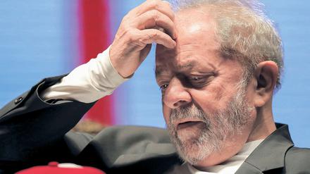 Former Brazilian president Luiz Inacio Lula da Silva participates in an event held by the Union of Socialist Youth in Sao Paulo, Brazil, 29 July 2016. According to media reports, da Silva will be put on trial for obstruction of justice, a charge related to his alleged attempt to impede a corruption investigation at the Brazilian state oil company Petrobras. EPA/SEBASTIAO MOREIRA +++(c) dpa - Bildfunk+++