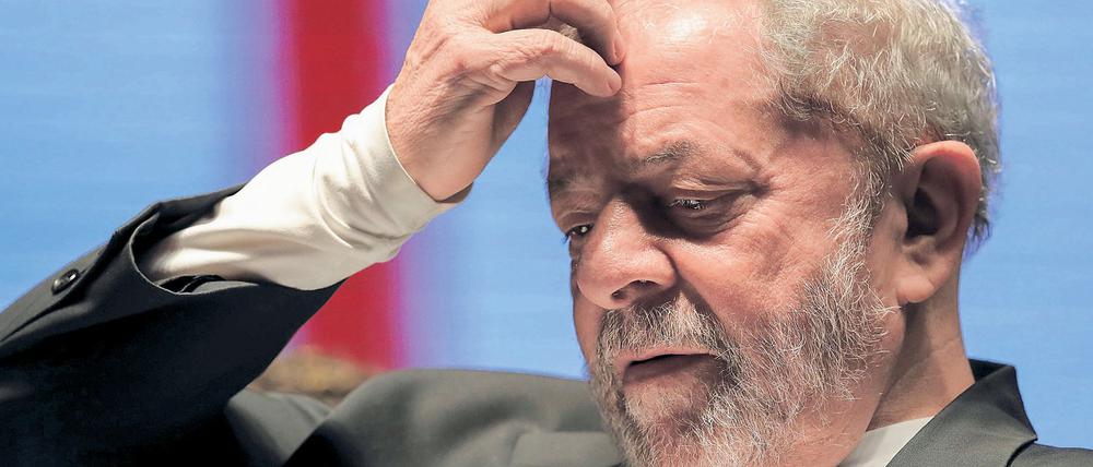 Former Brazilian president Luiz Inacio Lula da Silva participates in an event held by the Union of Socialist Youth in Sao Paulo, Brazil, 29 July 2016. According to media reports, da Silva will be put on trial for obstruction of justice, a charge related to his alleged attempt to impede a corruption investigation at the Brazilian state oil company Petrobras. EPA/SEBASTIAO MOREIRA +++(c) dpa - Bildfunk+++