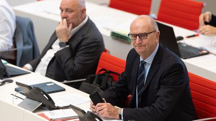 Der Brandenburger Landtag entscheidet über zwei umstrittene Medienstaatsverträge, die eine Koalitionskrise ausgelöst haben. Ministerpräsident Dietmar Woidke und BSW-Finanzminister Robert Crumbach sind dafür, im BSW gibt es mehrheitlich Bedenken (Archivbild).