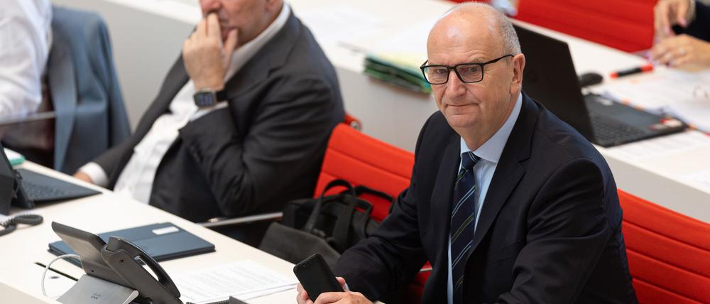 Der Brandenburger Landtag entscheidet über zwei umstrittene Medienstaatsverträge, die eine Koalitionskrise ausgelöst haben. Ministerpräsident Dietmar Woidke und BSW-Finanzminister Robert Crumbach sind dafür, im BSW gibt es mehrheitlich Bedenken (Archivbild).