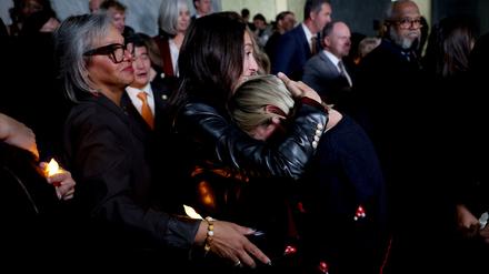 Danielle Bensky (Republikanerin), eine Überlebende des verurteilten Sexualstraftäters Jeffrey Epstein, wird von Lauren Hersh, einer Direktorin der Organisation „World Without Exploitation“, umarmt, nachdem sie die Nachricht erhalten hat, dass der US-Senat einstimmig die Freigabe der Epstein-Akten genehmigt hat.