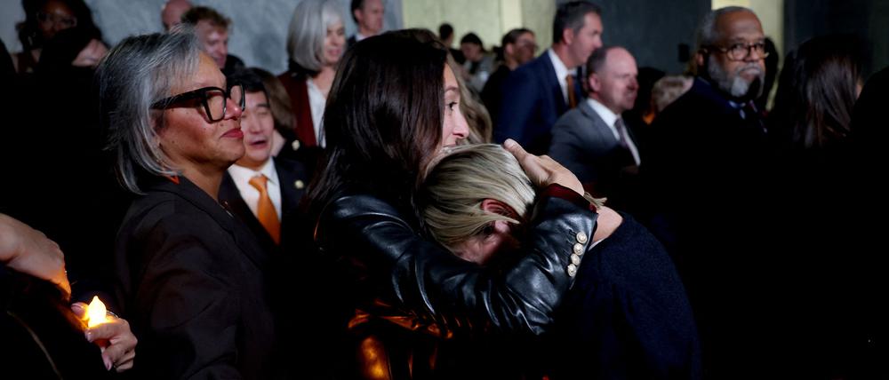 Danielle Bensky (Republikanerin), eine Überlebende des verurteilten Sexualstraftäters Jeffrey Epstein, wird von Lauren Hersh, einer Direktorin der Organisation „World Without Exploitation“, umarmt, nachdem sie die Nachricht erhalten hat, dass der US-Senat einstimmig die Freigabe der Epstein-Akten genehmigt hat.