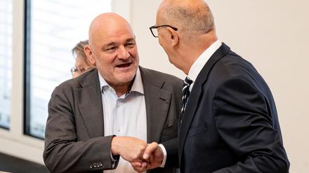 Ministerpräsident Dietmar Woidke (r.) und BSW-Finanzminister Robert Crumbach sind für die Reformdafür, im BSW gibt es mehrheitlich Bedenken. (Archivbild)