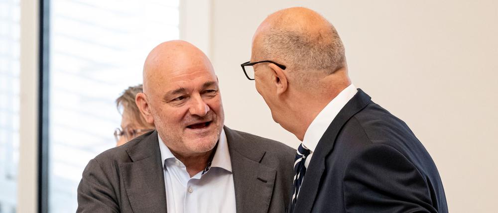  Ministerpräsident Dietmar Woidke (r.) und BSW-Finanzminister Robert Crumbach sind für die Reformdafür, im BSW gibt es mehrheitlich Bedenken. (Archivbild)