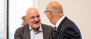 Ministerpräsident Dietmar Woidke (r.) und BSW-Finanzminister Robert Crumbach sind für die Reformdafür, im BSW gibt es mehrheitlich Bedenken. (Archivbild)