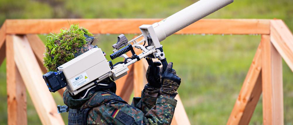 Die Bundeswehr hat die technischen Möglichkeiten zur Drohnenabwehr. Im Inland darf sie allerdings in Friedenszeiten nicht so ohne weiteres tätig werden. (Archivfoto)
