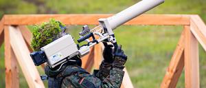 Die Bundeswehr hat die technischen Möglichkeiten zur Drohnenabwehr. Im Inland darf sie allerdings in Friedenszeiten nicht so ohne weiteres tätig werden. (Archivfoto)