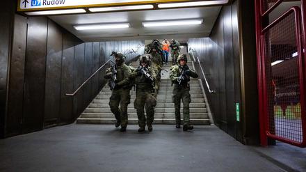 Bei der Übung der Bundeswehr «Operation „Bollwerk Bärlin“ kommen Bundeswehrsoldaten eine Treppe im U-Bahnhof Jungfernheide runtergelaufen. Das Ausbildungsszenario findet im Übungstunnel an der U-Bahn-Station Jungfernheide statt und stellt einen Angriff auf eine U-Bahn mit vielen Verletzten mitten in der Nacht dar.