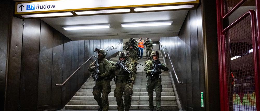 Bei der Übung der Bundeswehr «Operation „Bollwerk Bärlin“ kommen Bundeswehrsoldaten eine Treppe im U-Bahnhof Jungfernheide runtergelaufen. Das Ausbildungsszenario findet im Übungstunnel an der U-Bahn-Station Jungfernheide statt und stellt einen Angriff auf eine U-Bahn mit vielen Verletzten mitten in der Nacht dar.