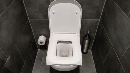 Kann nach hinten losgehen: Die Klobrille mit Toilettenpapier auszulegen, ist keine gute Idee, sagt ein Hygiene-Professor.