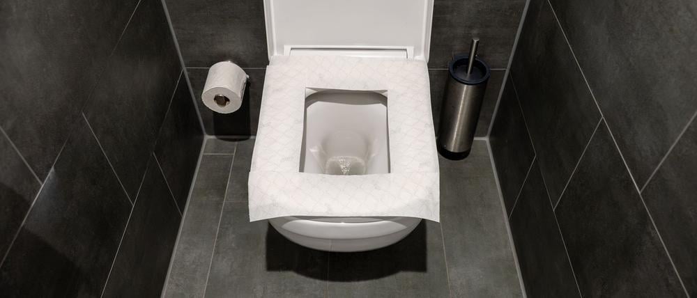 Kann nach hinten losgehen: Die Klobrille mit Toilettenpapier auszulegen, ist keine gute Idee, sagt ein Hygiene-Professor.