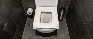 Kann nach hinten losgehen: Die Klobrille mit Toilettenpapier auszulegen, ist keine gute Idee, sagt ein Hygiene-Professor.
