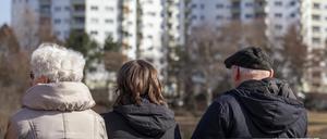 Senioren sitzne auf einer Parkbank am Segeluchbecken im Märkischen Viertel, Berlin, Deutschland, Europa.