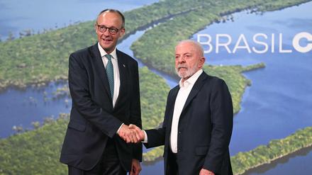 Kanzler Friedrich Merz (L) and Brasiliens Präsident Luiz Inacio Lula da Silva.