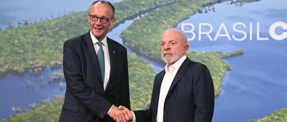 Kanzler Friedrich Merz (L) and Brasiliens Präsident Luiz Inacio Lula da Silva.