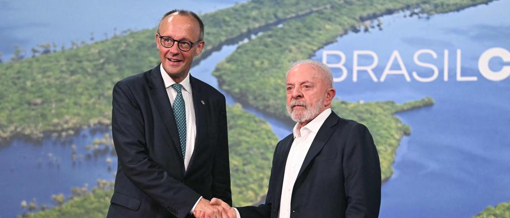 Kanzler Friedrich Merz (L) and Brasiliens Präsident Luiz Inacio Lula da Silva.