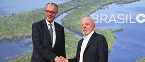 Kanzler Friedrich Merz (L) and Brasiliens Präsident Luiz Inacio Lula da Silva. 