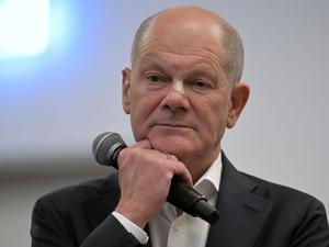 Der Brandenburger Bundestagsabgeordnete Olaf Scholz (SPD) bei einem Wahlkreisgespräch.  