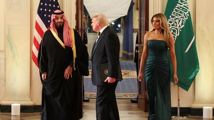 Der saudiarabische Kronprinz Mohammed bin Salman sowie das US-Präsidentenpaar Donald und Melania Trump im Weißen Haus in Washington.