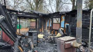 Die verkohlten Überreste des Vereinsheims des M.C. Hermsdorf.