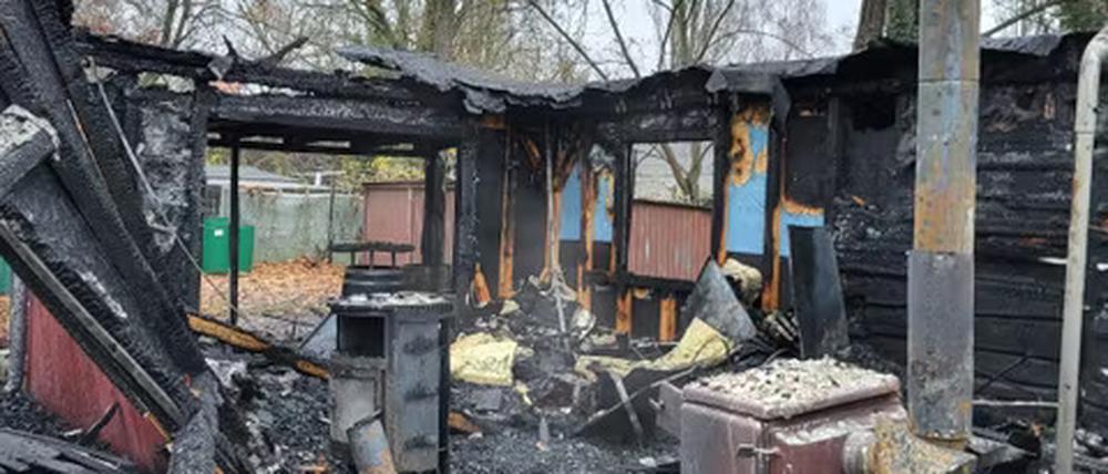 Die verkohlten Überreste des Vereinsheims des M.C. Hermsdorf.