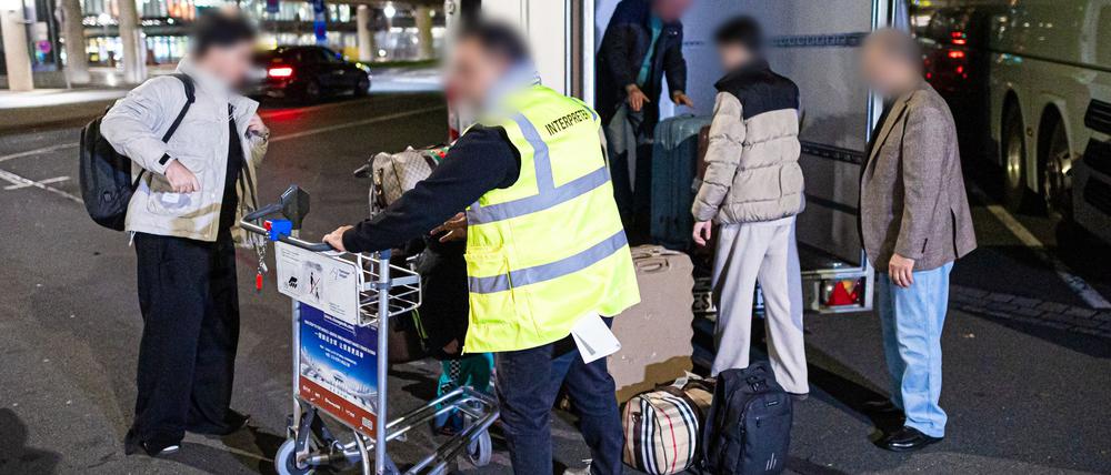 Afghaninnen und Afghanen bei ihrer Ankunft in Hannover. (Archivbild)
