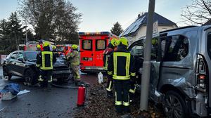 Einsatzkräfte der Berliner Feuerwehr bei dem Verkehrsunfall in Berlin-Kaulsdorf.
