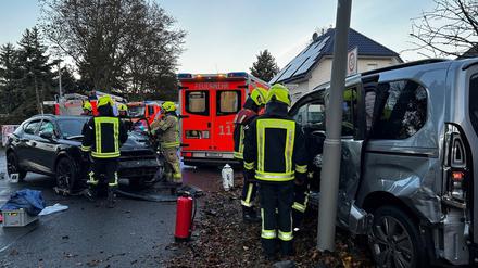 Einsatzkräfte der Berliner Feuerwehr bei dem Verkehrsunfall in Berlin-Kaulsdorf.