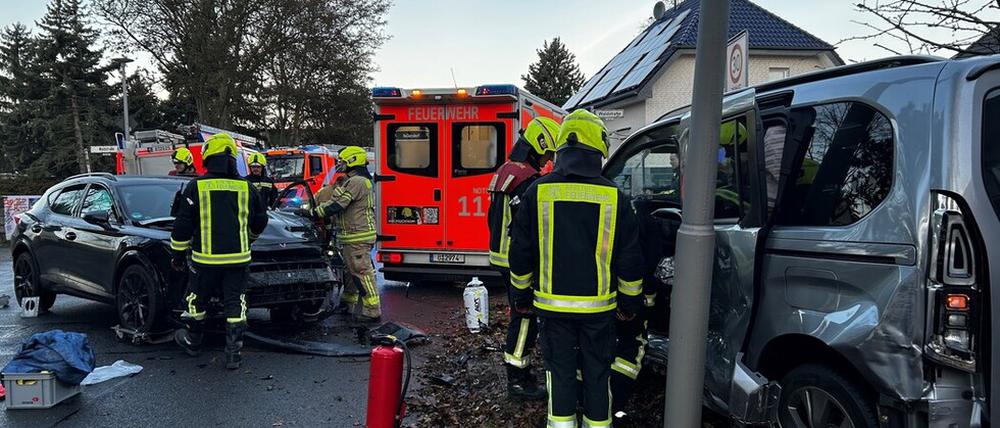 Einsatzkräfte der Berliner Feuerwehr bei dem Verkehrsunfall in Berlin-Kaulsdorf.